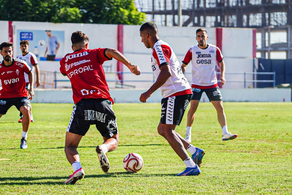 El Real Murcia prepara en Totana el partido ante el Juventud Torremolinos