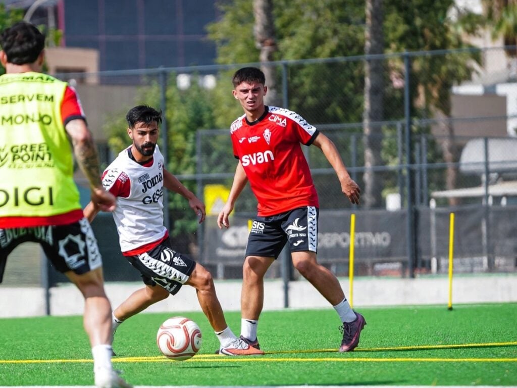 El Real Murcia afina en el Barnés su puesta a punto para el duelo ante el Antequera C.F